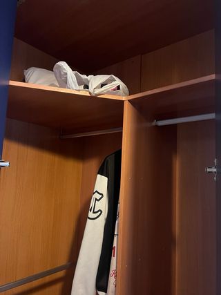 Conjunto ropero camas y mesilla de noche.