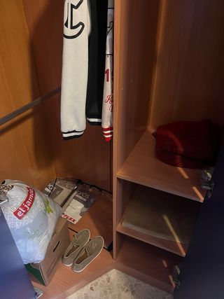 Conjunto ropero camas y mesilla de noche.