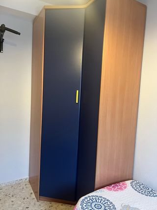 Conjunto ropero camas y mesilla de noche.