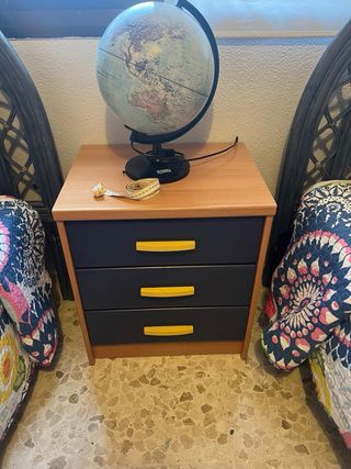 Conjunto ropero camas y mesilla de noche.