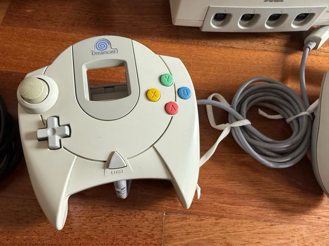 Sega dreamcast en caja  2 mandos  cableado