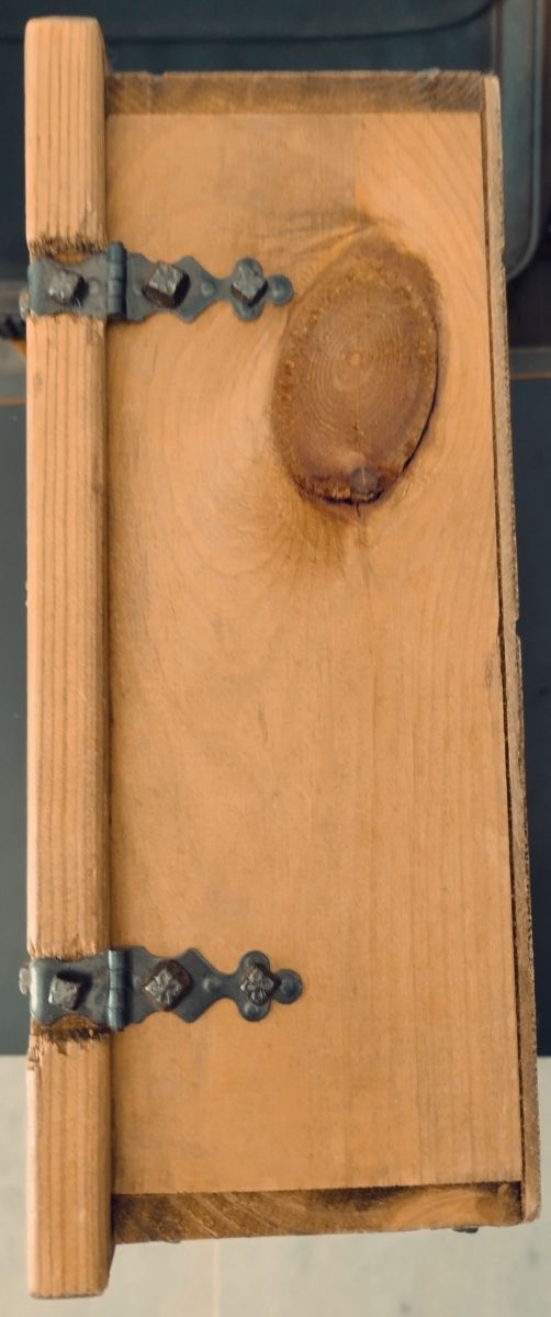 Caja Antigua de madera con herrajes rust
