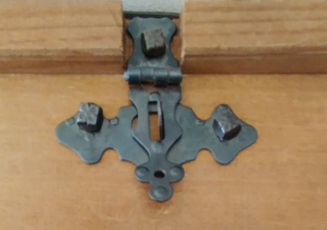 Caja Antigua de madera con herrajes rust