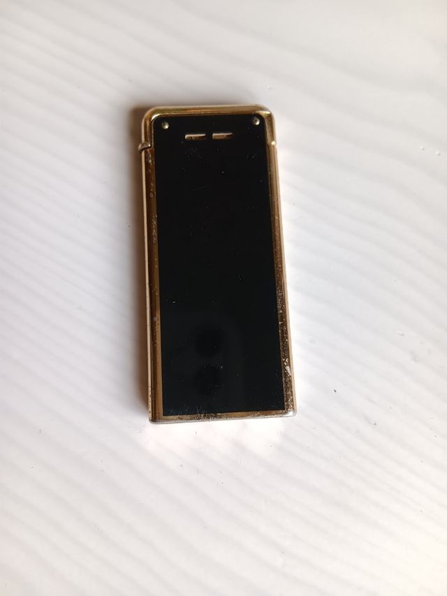 Mechero vintage negro y dorado