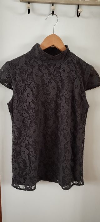 Camiseta blonda con cuello 
