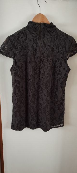 Camiseta blonda con cuello 