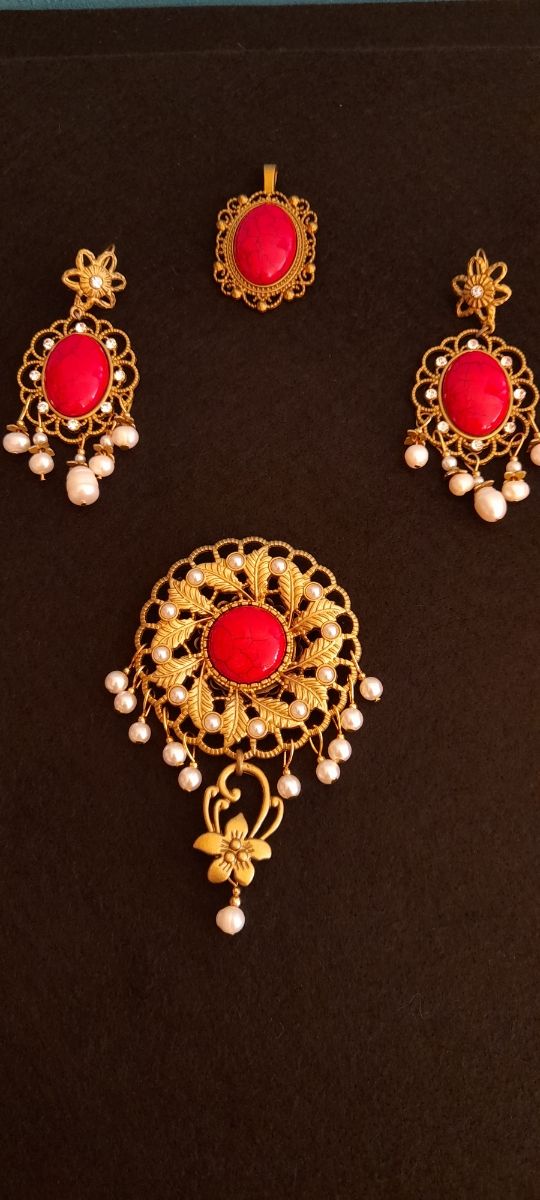 Aderezo rojo y dorado