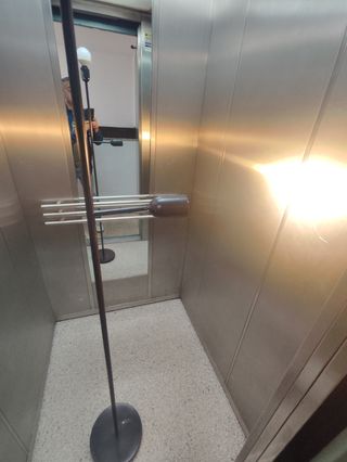 LAMPARA DE PIE DE METAL