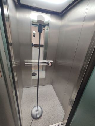 LAMPARA DE PIE DE METAL