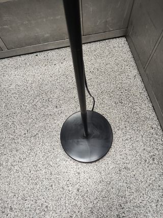 LAMPARA DE PIE DE METAL