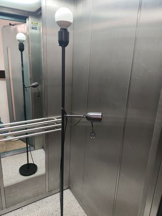 LAMPARA DE PIE DE METAL