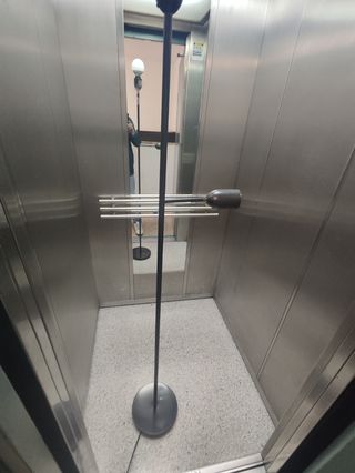 LAMPARA DE PIE DE METAL