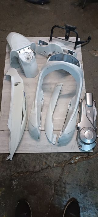 Piezas de varias motos.