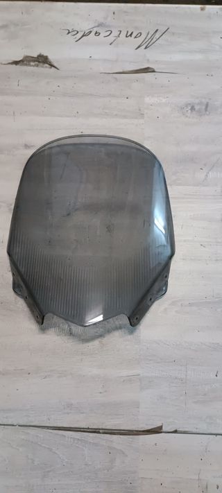 Piezas de varias motos.