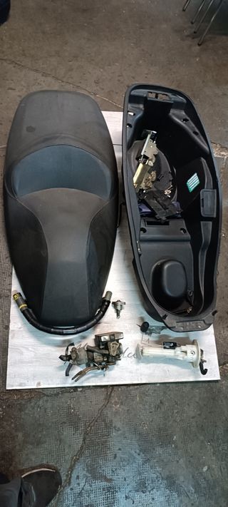 Piezas de varias motos.