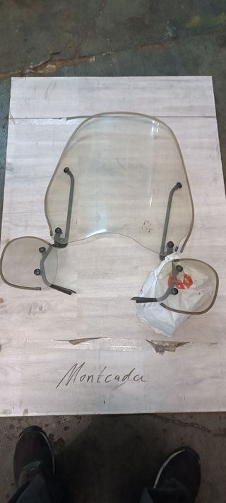 Piezas de varias motos.