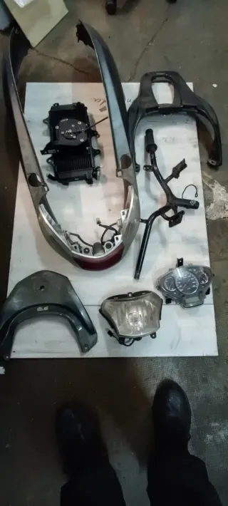 Piezas de varias motos.