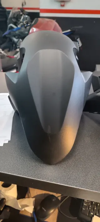 Piezas de varias motos.