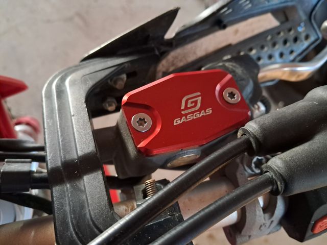 Tapas deposito embraguefreno gasgas