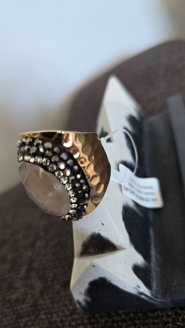 Anillo con piedra y zirconitas nuevo con etiqueta