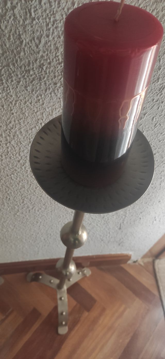 Conjunto de 2 candelabros de metal con velas