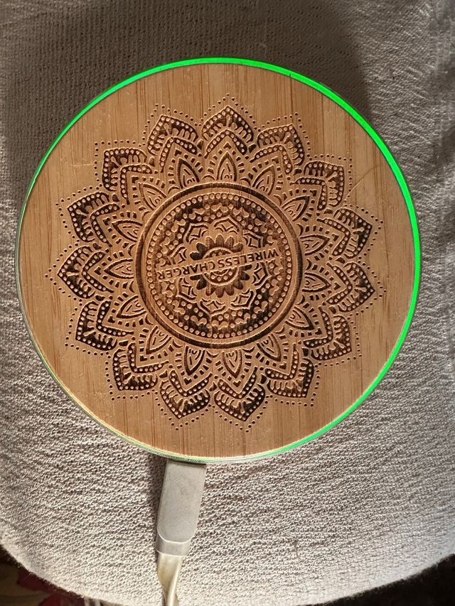 Carregador wireless em bambu com mandala 