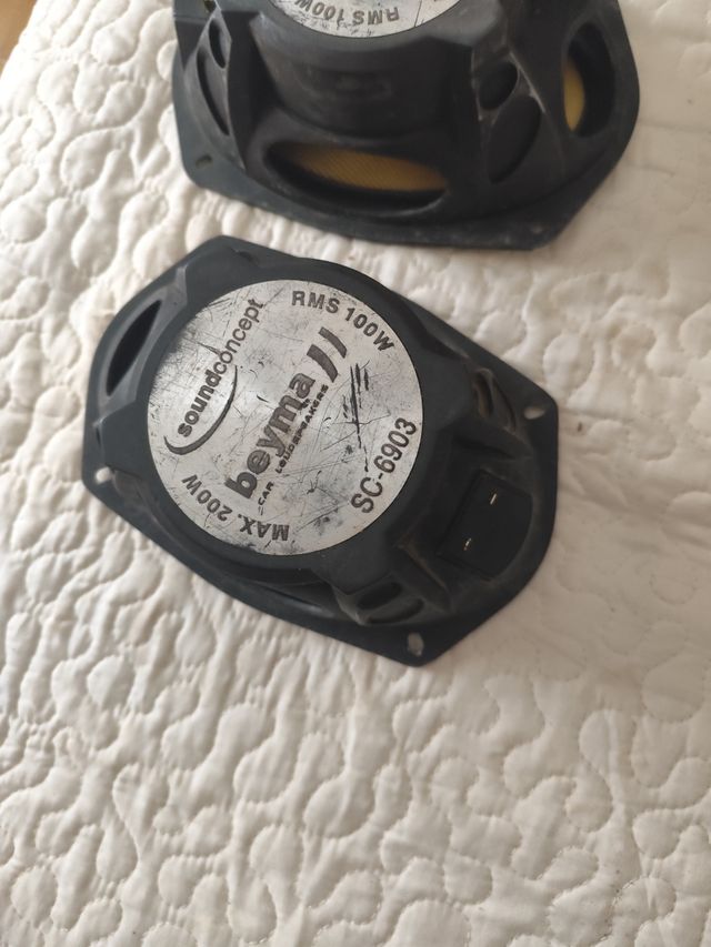 Bombo y altavoces beyma