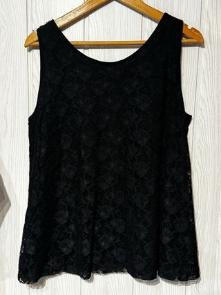 Camiseta sin mangas negra de encaje y abalorios