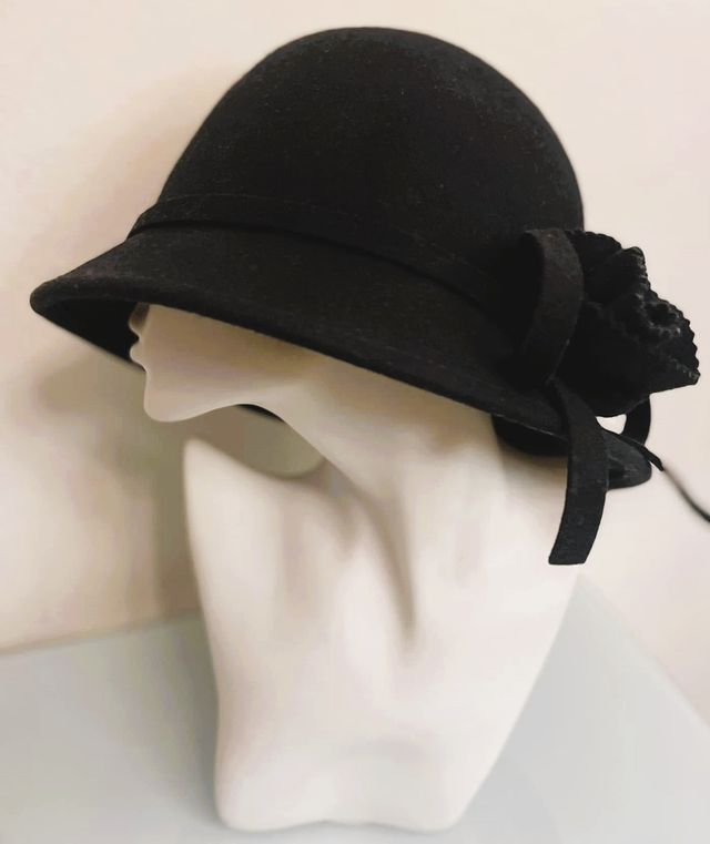 Cappello nero COVERI con fiore 100% lana nuovo