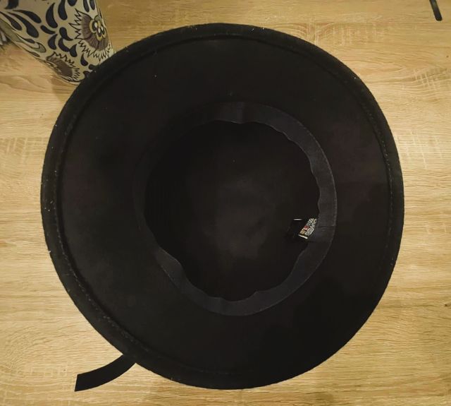 Cappello nero COVERI con fiore 100% lana nuovo