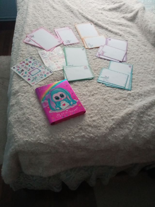 Carpeta con sobres ,foleos y pegatinas