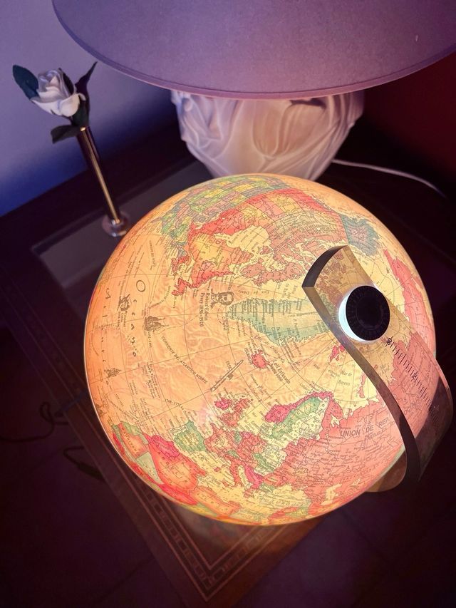 Bola del mundo con luz
(sirve de lámpara)