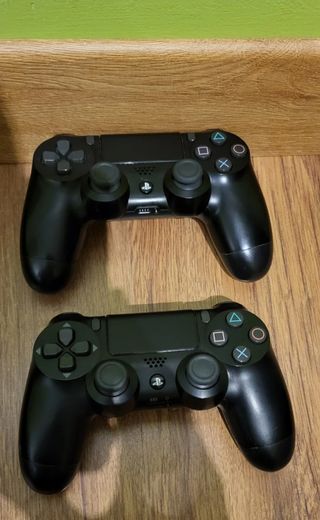 PS4 1tb, Uncharted 4, 2 mandos