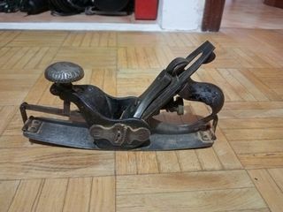 Cepillo antiguo curvo de carpintero