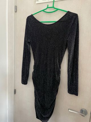 Vestido fiesta negro brillante con espalda abierta