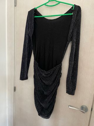 Vestido fiesta negro brillante con espalda abierta