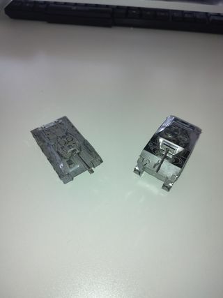 LOTE 2 MAQUETAS DE TANQUES EN METAL
