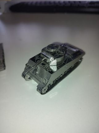 LOTE 2 MAQUETAS DE TANQUES EN METAL