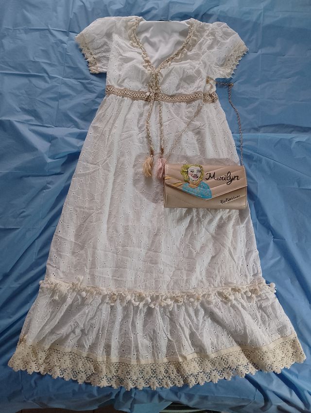 Abito bianco estivo con pochette dorata