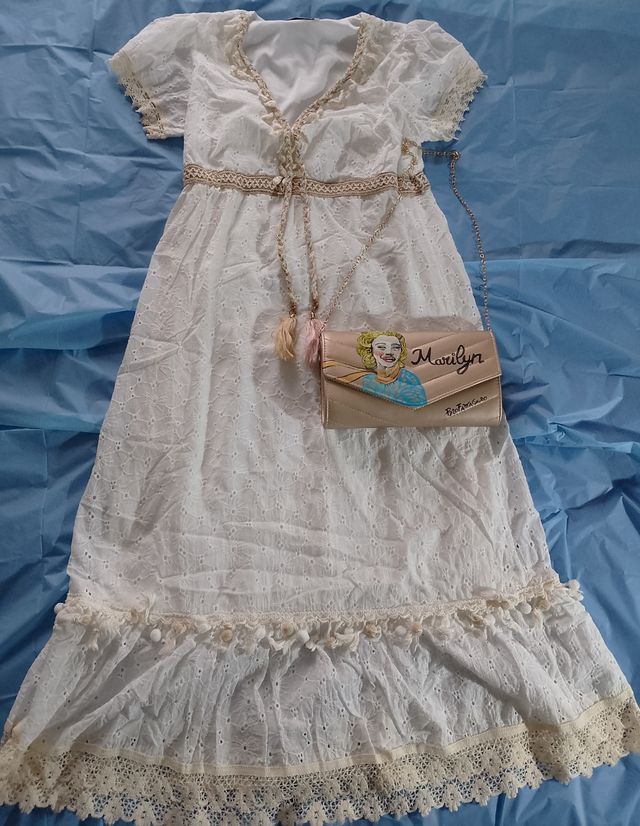 Abito bianco estivo con pochette dorata