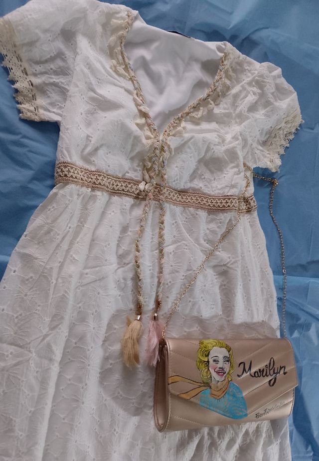 Abito bianco estivo con pochette dorata