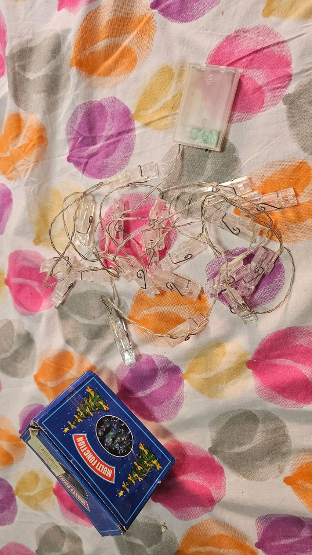 Leds de colores con pinzas para fotos.