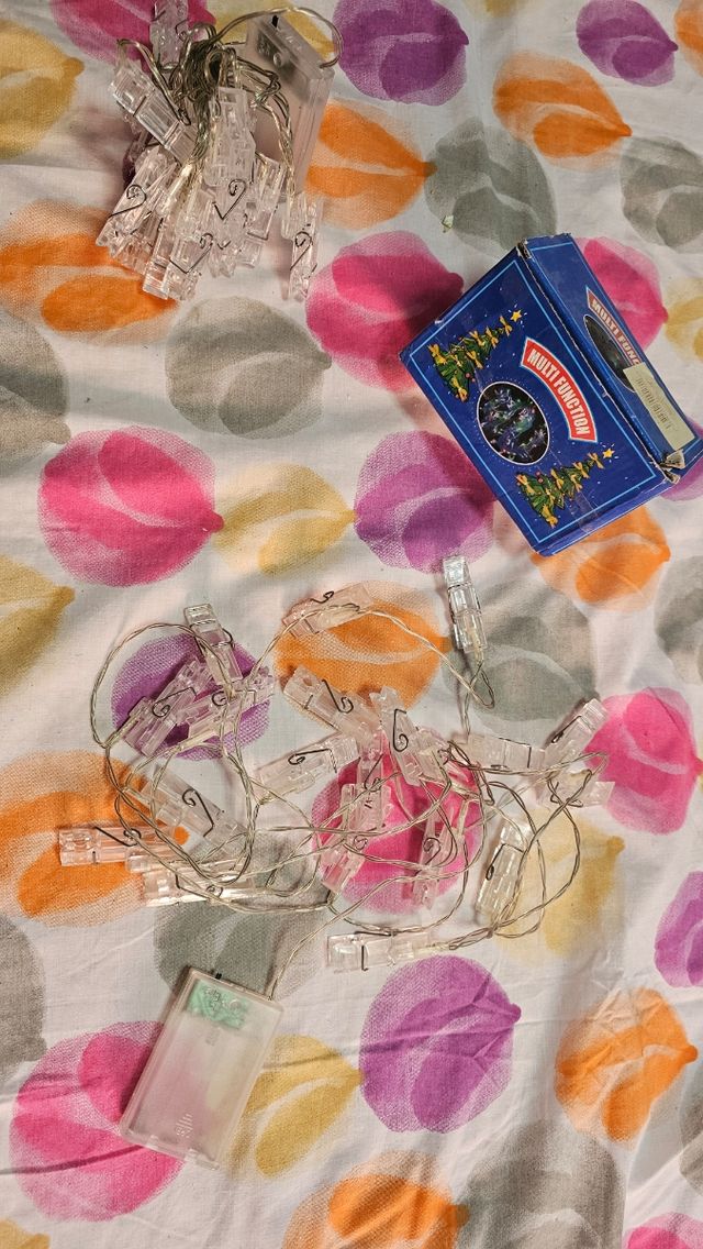 Leds de colores con pinzas para fotos.