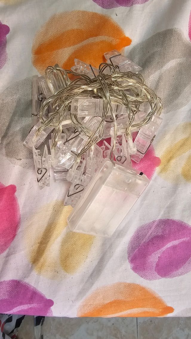 Leds de colores con pinzas para fotos.