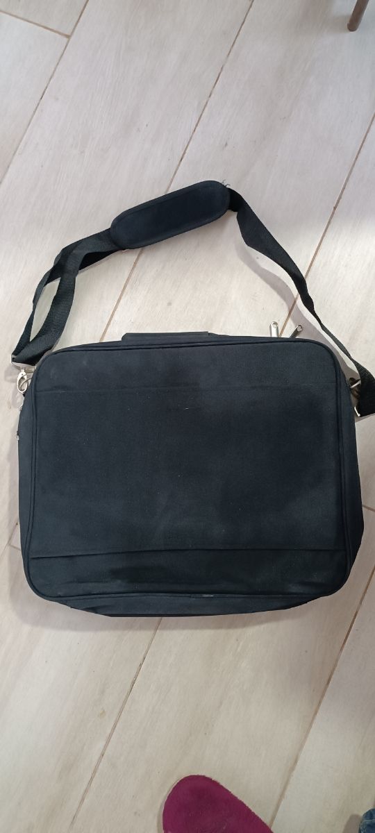 Maleta para documentos. Ordenador...