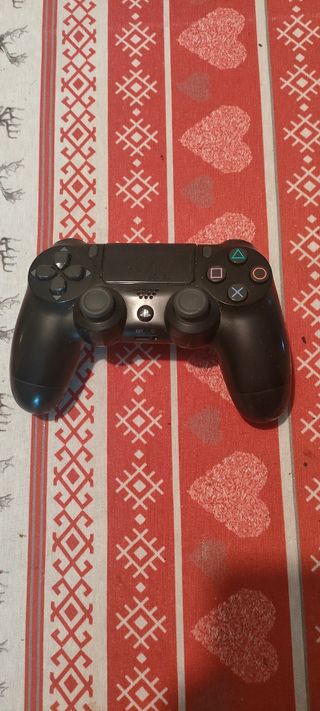 PlayStation 4 Slim con controller