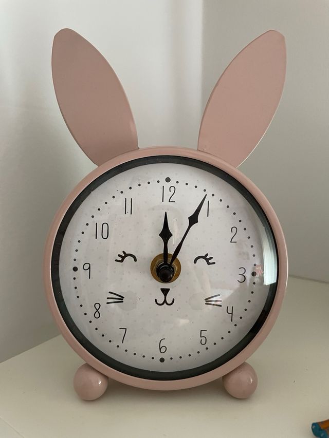 Reloj despertador conejito rosa con pila