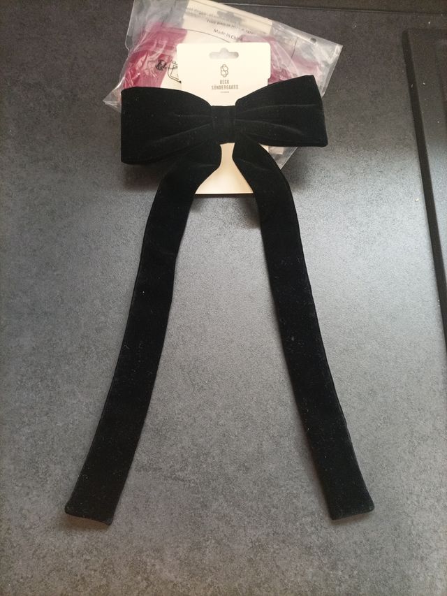 Lazo pelo negro y granate.