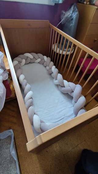 Cuna de bebé con colchón y chichonera