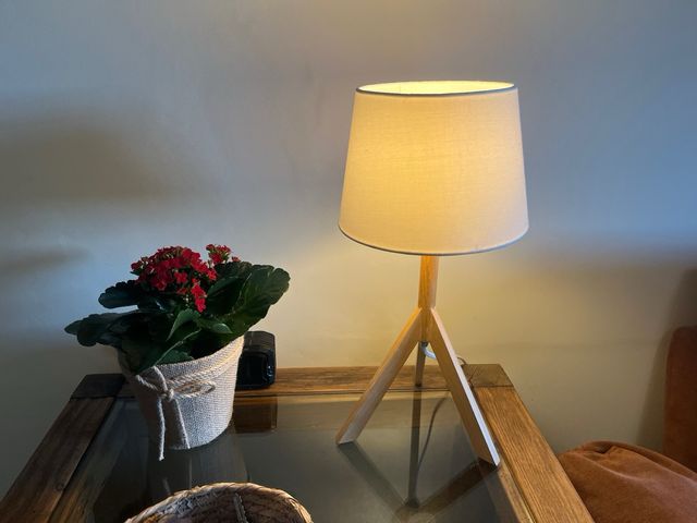 Lampada da tavolino in legno rustico a triangolo nordico